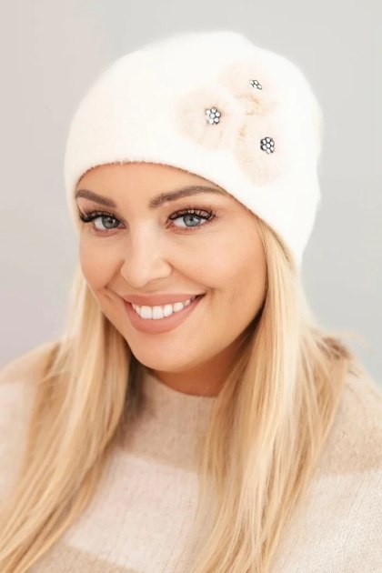 Czapka damska z ozdobnymi futrzanymi kwiatami elegancka ecru – Stylowy Wieszak