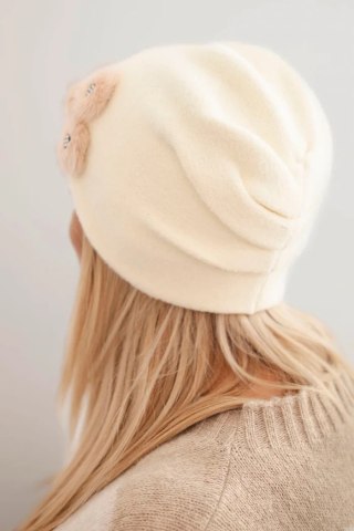 Czapka damska z ozdobnymi futrzanymi kwiatami elegancka ecru – Stylowy Wieszak