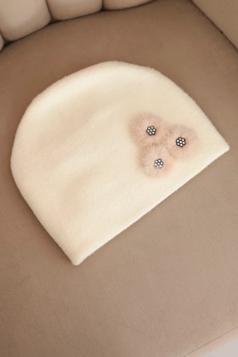 Elegancka czapka damska ecru z ozdobnymi futrzanymi kwiatkami