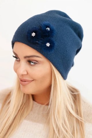 Czapka damska z ozdobnymi futrzanymi kwiatami elegancka granatowa – Stylowy Wieszak
