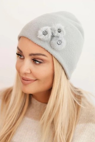 Czapka damska z ozdobnymi futrzanymi kwiatami elegancka jasno szara – Stylowy Wieszak