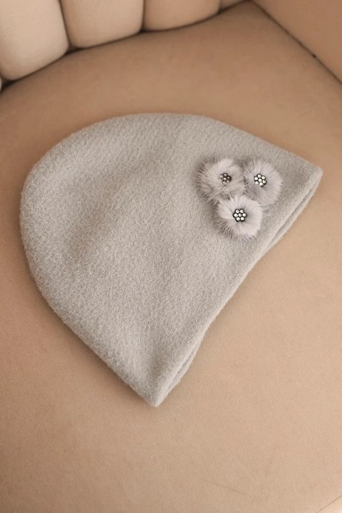 Ciepła czapka jasno szara elegancka z ozdobami