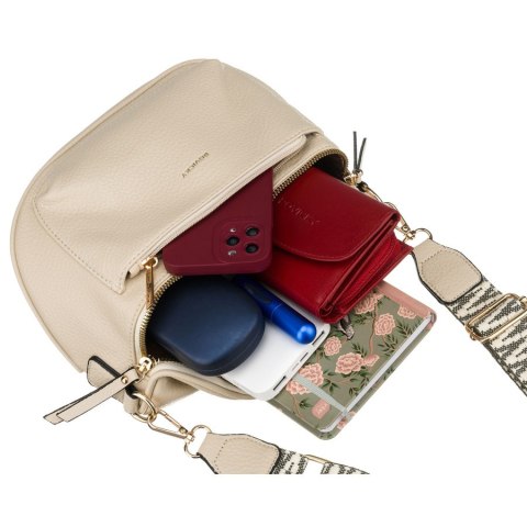 Beżowa listonoszka damska ze skóry ekologicznej zamykana suwakiem - Rovicky