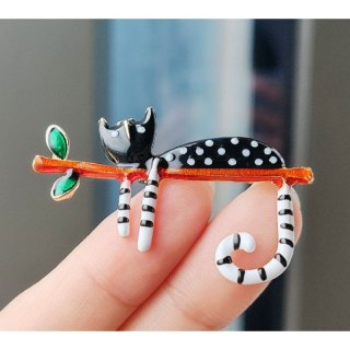 Broszka ozdobna Czarny Kotek BZ163 – elegancka broszka z motywem kota