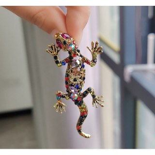 Broszka ozdobna Kameleon Kolorowy BZ167 – elegancka broszka z kryształkami