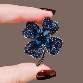 Broszka ozdobna szmaragdowa koniczyna BZ218 – elegancka broszka z kryształkami