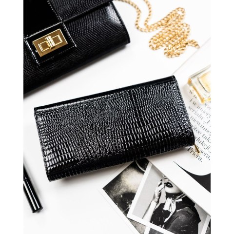 Duży, czarny, lakierowany portfel damski ze skóry naturalnej zamykany na zatrzask - Rovicky