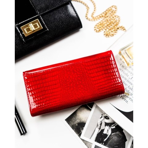 Duży, lakierowany portfel damski ze skóry naturalnej w czerwonym kolorze zamykany na zatrzask - Rovicky
