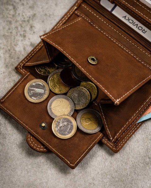 Duży, skórzany portfel męski w orientacji pionowej zapinany na zatrzask - Always Wild