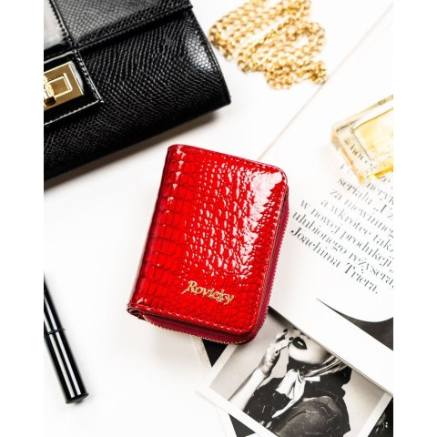 Lakierowany, skórzany portfel damski w czerwonym kolorze zamykany suwakiem - Rovicky