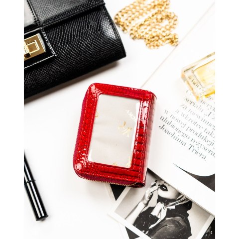 Lakierowany, skórzany portfel damski w czerwonym kolorze zamykany suwakiem - Rovicky