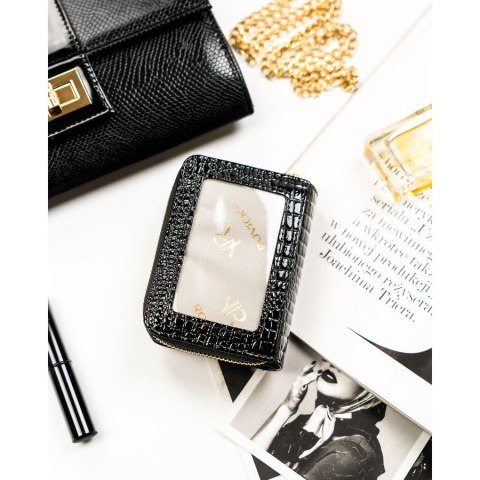 Skórzany portfel damski w czarnym kolorze zamykany suwakiem i zatrzaskiem - Rovicky