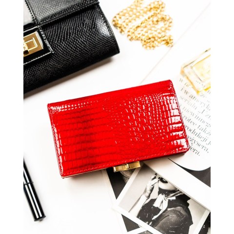 Średni portfel damski ze skóry naturalnej w czerwonym kolorze zamykany na bigiel i zatrzask - Rovicky