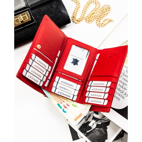 Średni portfel damski ze skóry naturalnej w czerwonym kolorze zamykany na bigiel i zatrzask - Rovicky