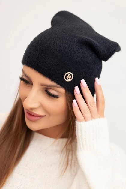Czapka damska klasyczna z miękkiej dzianiny z dekoracyjną blaszką czarna – Stylowy Wieszak