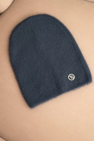 Czapka damska klasyczna z miękkiej dzianiny z dekoracyjną blaszką grafitowa – Stylowy Wieszak