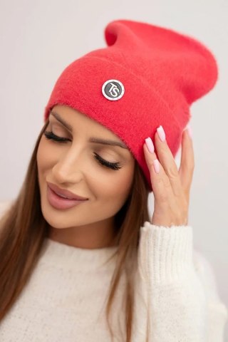 Czapka damska miękka z puszystej dzianiny z ozdobną blaszką malinowa