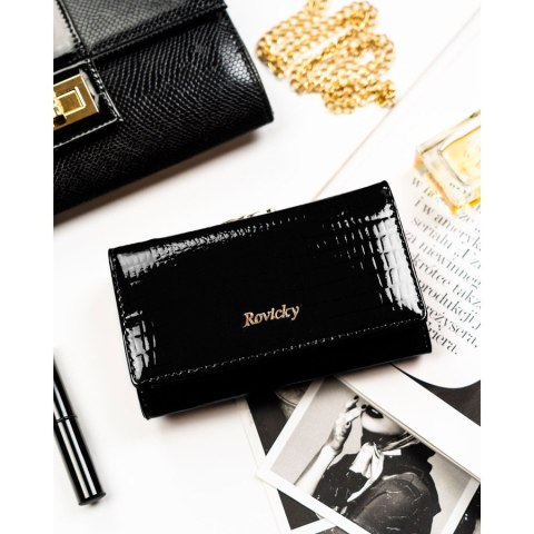 Średni portfel damski ze skóry naturalnej w czarnym kolorze zamykany na bigiel i zatrzask - Rovicky