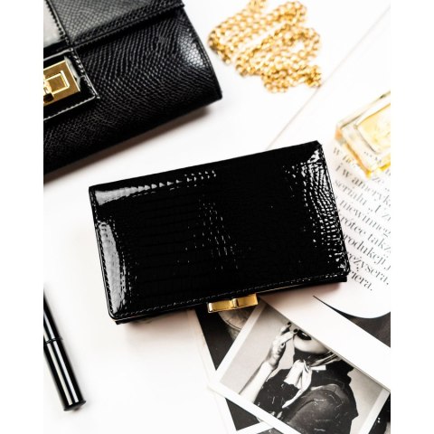 Średni portfel damski ze skóry naturalnej w czarnym kolorze zamykany na bigiel i zatrzask - Rovicky