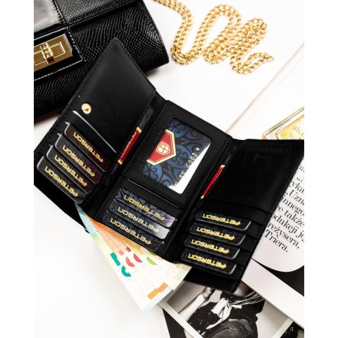 Średni portfel damski ze skóry naturalnej w czarnym kolorze zamykany na bigiel i zatrzask - Rovicky