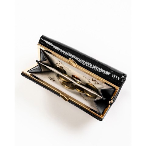 Średni portfel damski ze skóry naturalnej w czarnym kolorze zamykany na bigiel i zatrzask - Rovicky