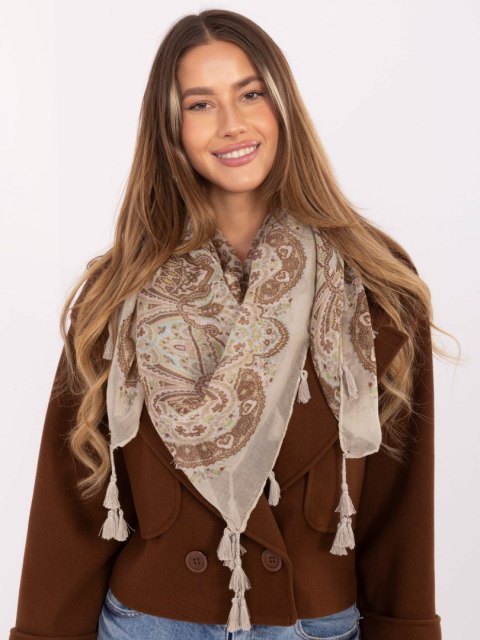 Beżowa chusta damska – modny dodatek