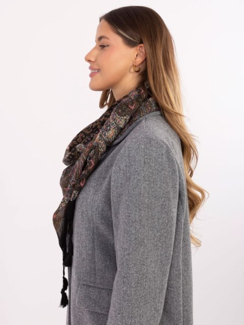 Czarna chusta damska z frędzlami – modny dodatek