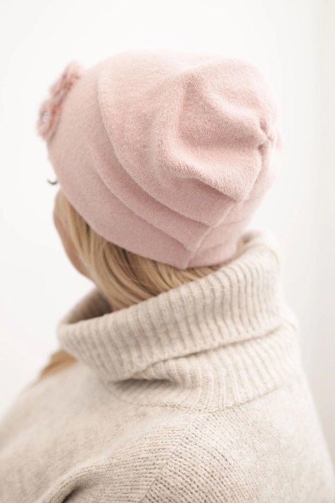 Ciepła czapka damska z cyrkoniami i futrzanymi aplikacjami