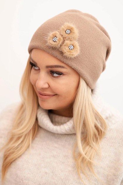 Czapka damska z ozdobnymi futrzanymi kwiatami elegancka fango – Stylowy Wieszak