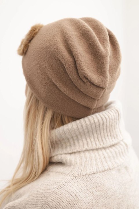 Ciepła czapka damska beżowo-brązowa z ozdobami