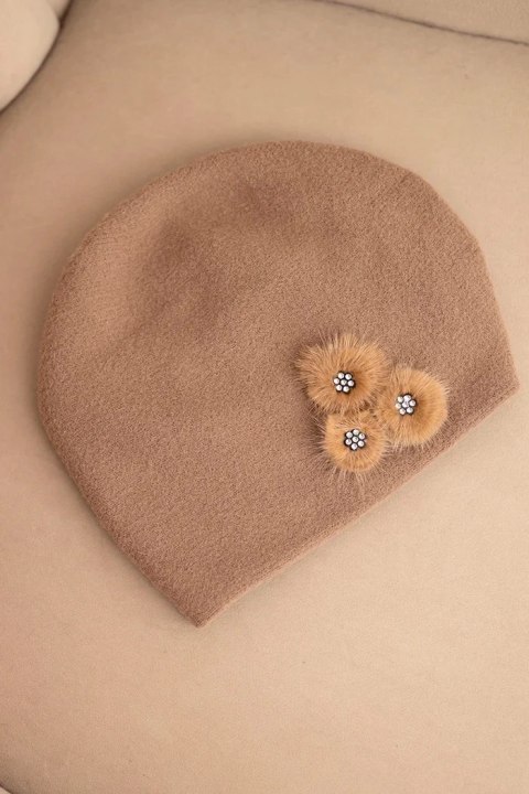Elegancka czapka z futrzanymi kwiatami i cyrkoniami