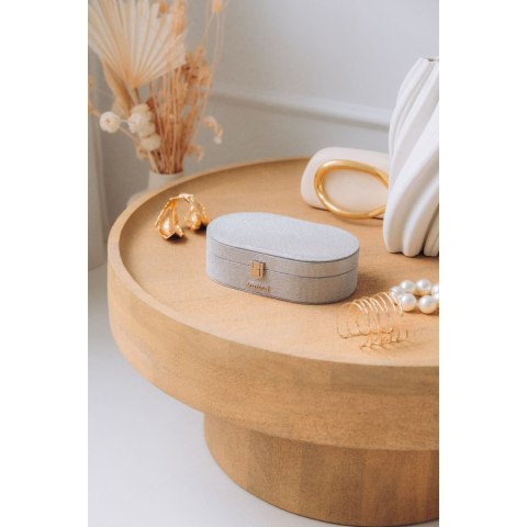 Elegancka szkatułka na biżuterię w srebrnym kolorze, zamykana zatrzaskiem - Peterson