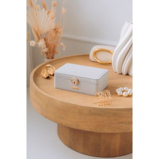 Elegancka szkatułka w srebrnym kolorze zamykana na zatrzask i kluczykiem - Peterson