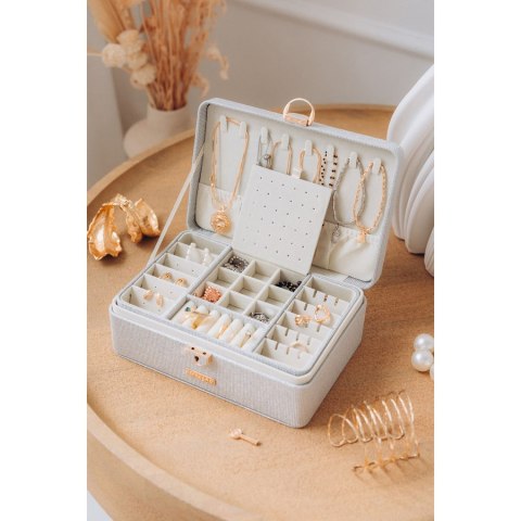 Elegancka szkatułka w srebrnym kolorze zamykana na zatrzask i kluczykiem - Peterson