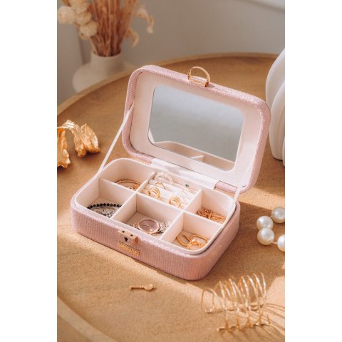 Pojemna, elegancka szkatułka w różowym kolorze zamykana kluczykiem - Peterson