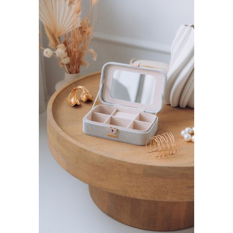 Pojemna, elegancka szkatułka w srebrnym kolorze zamykana kluczykiem - Peterson