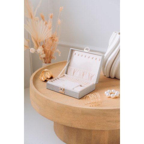 Srebrna szkatułka na biżuterię z dedykowanym miejscem na zegarek, zamykana kluczykiem i zatrzaskiem - Peterson