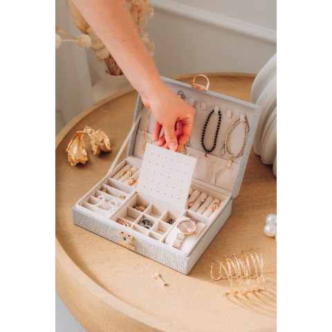 Srebrna szkatułka na biżuterię z dedykowanym miejscem na zegarek, zamykana kluczykiem i zatrzaskiem - Peterson