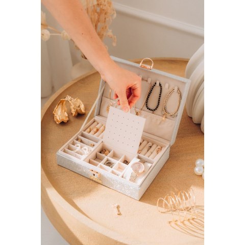 Srebrna szkatułka na biżuterię zamykana kluczykiem i zatrzaskiem - Peterson