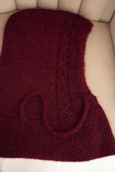 Kaptur z warkoczowym splotem w kolorze bordowym – Stylowy Wieszak