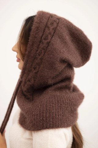 Czapka kaptur damski z wiązaniem i warkoczowym splotem brązowa – Stylowy Wieszak