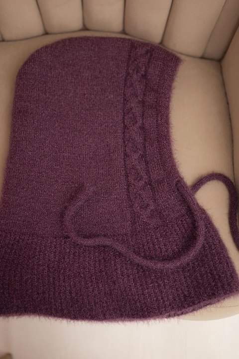 Kaptur damski z ozdobnym warkoczowym splotem i troczkami