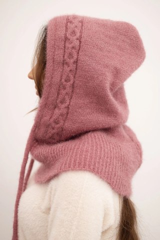 Czapka kaptur damski z wiązaniem i warkoczowym splotem ciemno różowa – Stylowy Wieszak