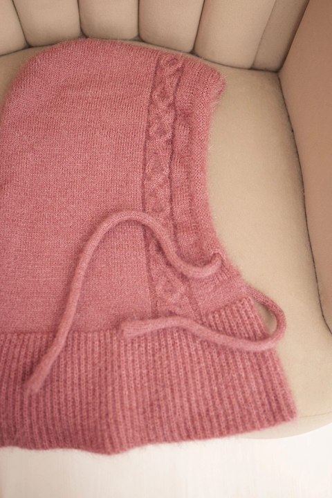 Ciepły kaptur damski ciemnoróżowy z troczkami