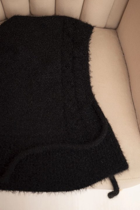 Ciepły kaptur z wiązaniem w kolorze czarnym – Stylowy Wieszak