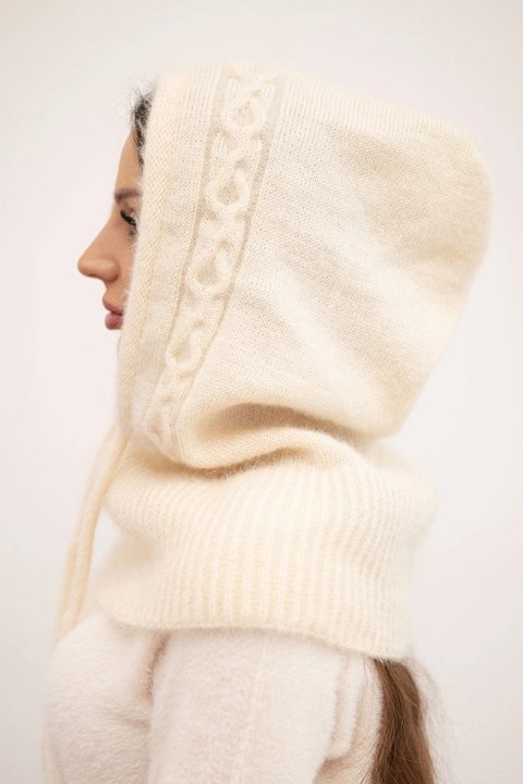 Dzianinowy kaptur damski z ozdobnym splotem warkoczowym