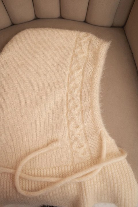 Ciepły kaptur ecru z troczkami i wiskozą – Stylowy Wieszak