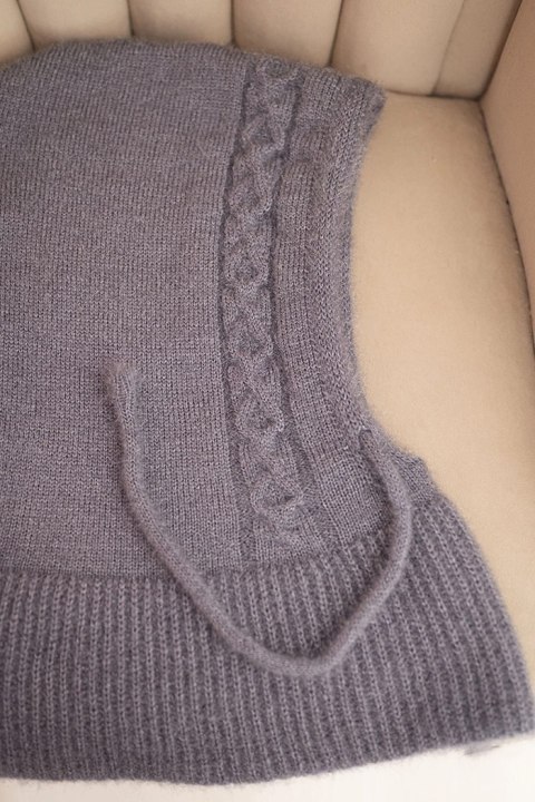 Ciepły kaptur damski grafitowy z troczkami