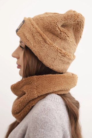 Komplet damski polarowy czapka i komin z ozdobną naszywką camelowy