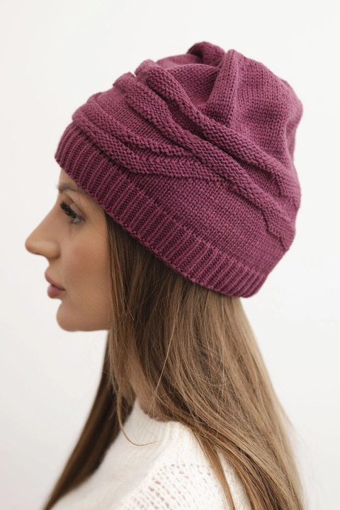 Czapka damska zimowa wełniana z ozdobnym splotem K429 ciemno fioletowa Czapka damska zimowa wełniana z ozdobnym splotem K429 ciemno fioletowa
